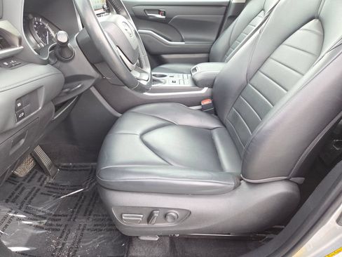 Used 2022 Toyota Highlander XLE AWD/4WD image 6