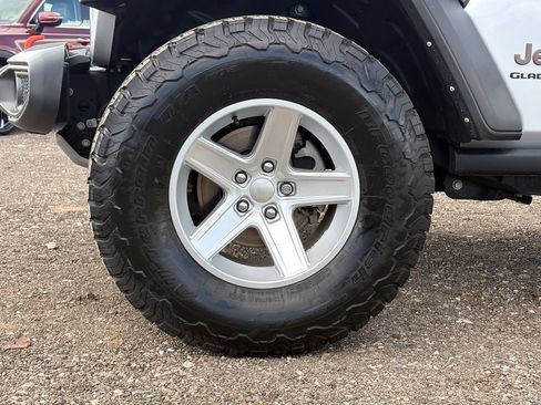 Used 2022 Jeep Gladiator Mojave w/ Cold Weather Group AWD/4WD image 11