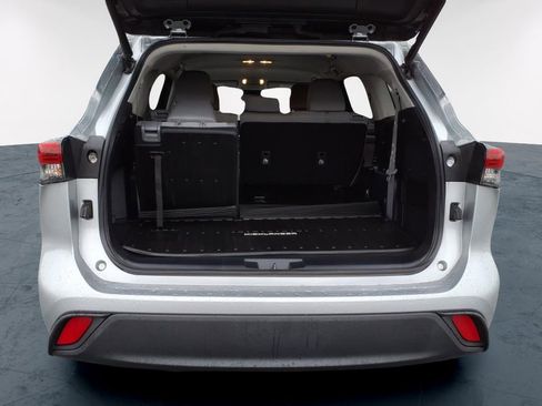 Used 2023 Toyota Highlander LE image 9