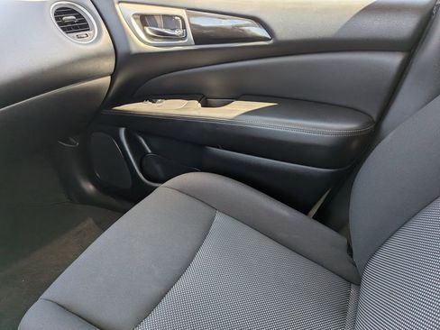 Used 2020 Nissan Pathfinder SV image 19