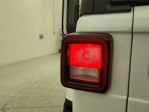 Used 2022 Jeep Wrangler Unlimited Sahara w/ Cold Weather Group AWD/4WD image 33