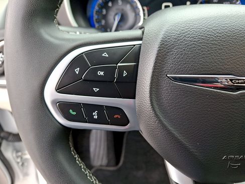 Used 2024 Chrysler Pacifica Touring-L image 17