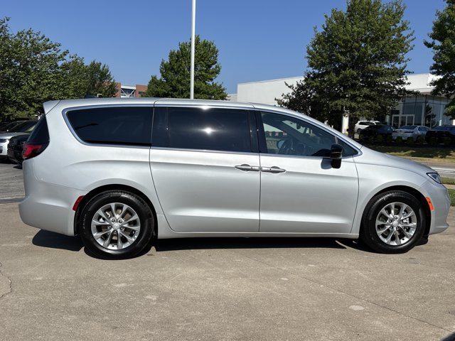 Used 2026 Chrysler Pacifica Limited FWD image 2