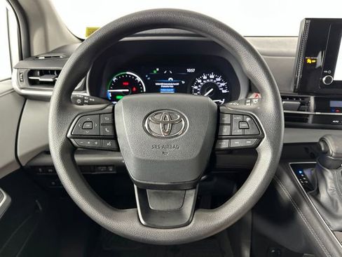Used 2025 Toyota Sienna LE AWD/4WD image 14