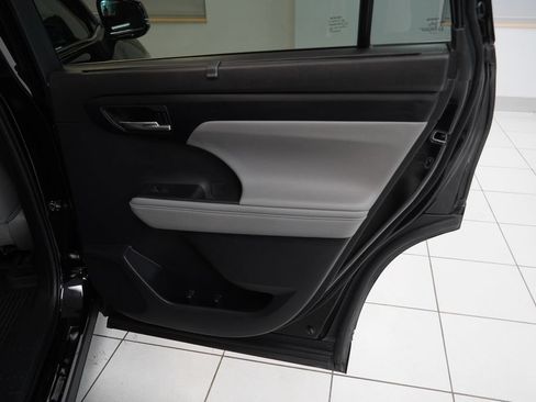 Used 2022 Toyota Highlander XLE AWD/4WD image 26