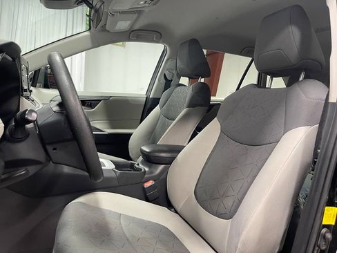 Used 2021 Toyota RAV4 XLE AWD/4WD image 22