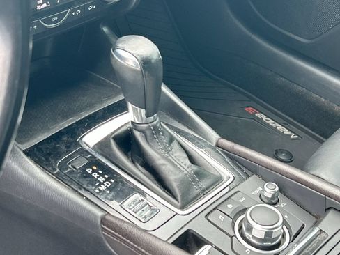 Used 2018 MAZDA MAZDA3 Touring FWD image 3