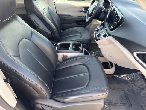 Used 2024 Chrysler Pacifica Touring-L image 12