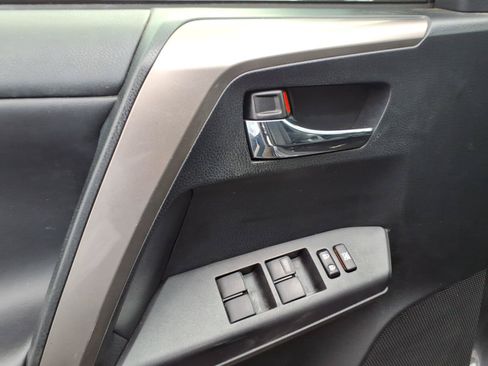 Used 2018 Toyota RAV4 XLE FWD image 8