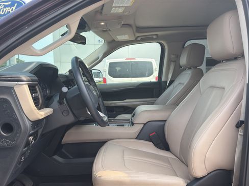 Used 2023 Ford Expedition Limited RWD image 9