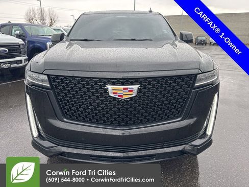 Used 2022 Cadillac Escalade Premium Luxury image 3