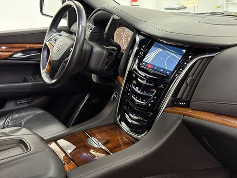 Used 2015 Cadillac Escalade Luxury AWD/4WD image 13