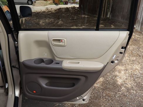 Used 2005 Toyota Highlander 2WD V6 w/ 3rd Row image 25