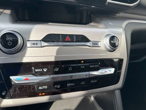 Used 2022 Ford Explorer XLT w/ Equipment Group 202A image 21