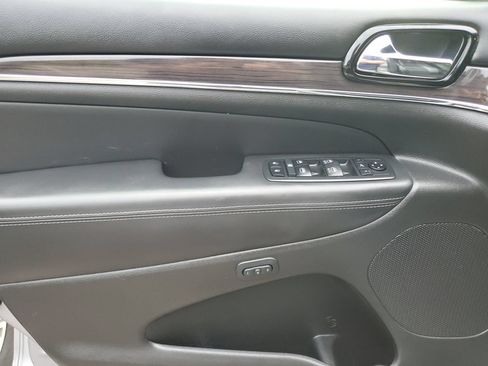 Used 2019 Jeep Grand Cherokee Overland RWD image 16
