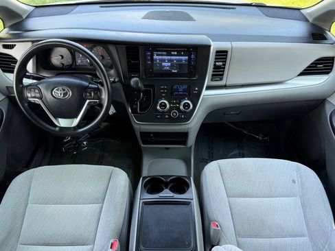 Used 2017 Toyota Sienna LE FWD image 23