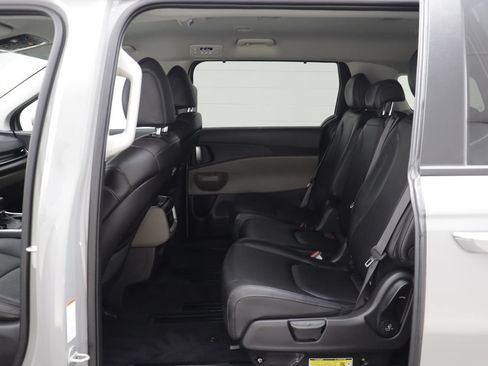 Used 2025 Kia Carnival EX FWD image 14