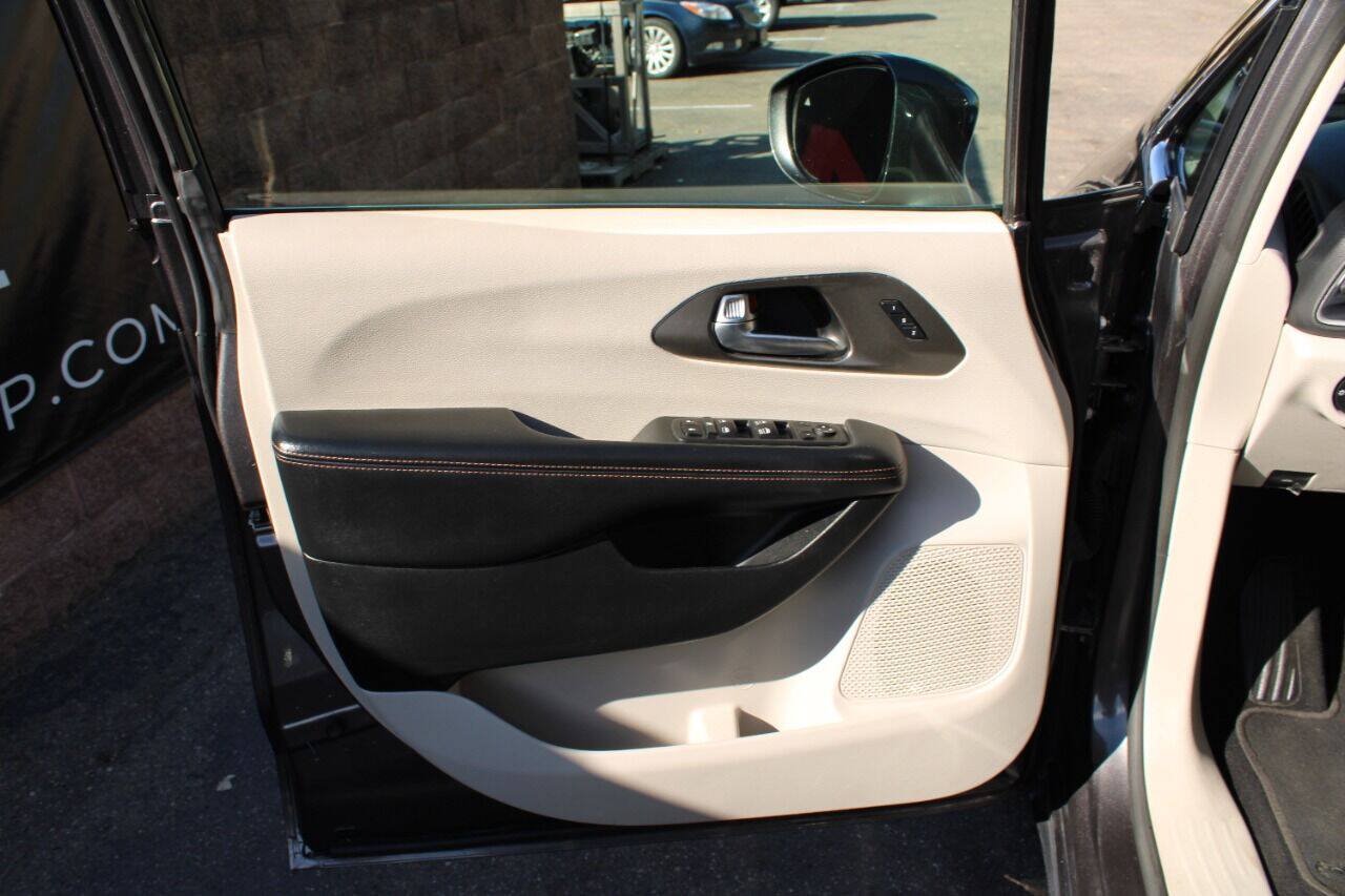 Used 2020 Chrysler Pacifica Touring-L FWD image 31
