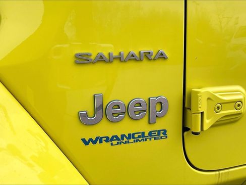 Used 2022 Jeep Wrangler Unlimited Sahara w/ Cold Weather Group AWD/4WD image 32