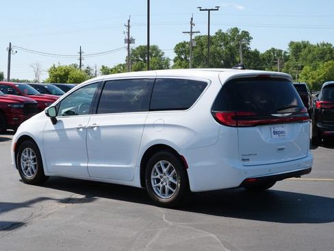 Used 2023 Chrysler Pacifica Touring-L FWD image 3