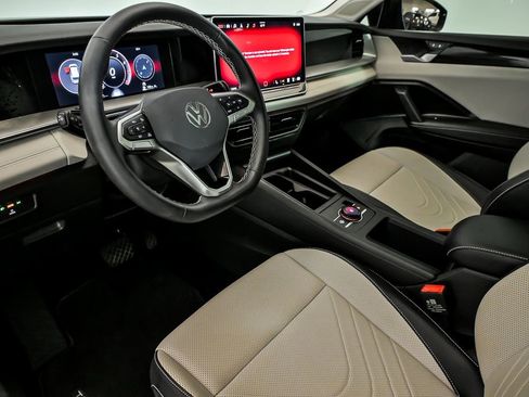 Certified 2025 Volkswagen Tiguan SE image 11