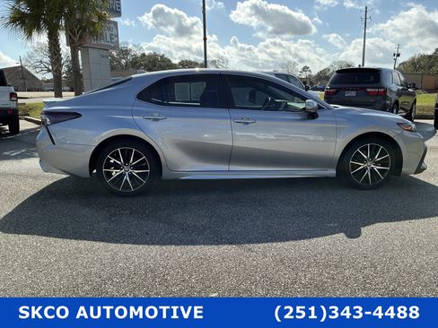 Used 2024 Toyota Camry SE image 6