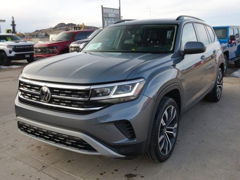 Used 2022 Volkswagen Atlas SE image 2