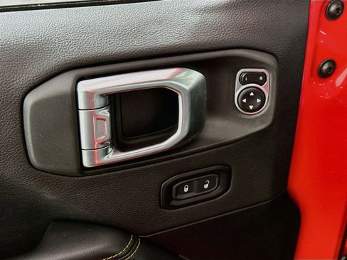 Used 2025 Jeep Wrangler Unlimited Sahara AWD/4WD image 19