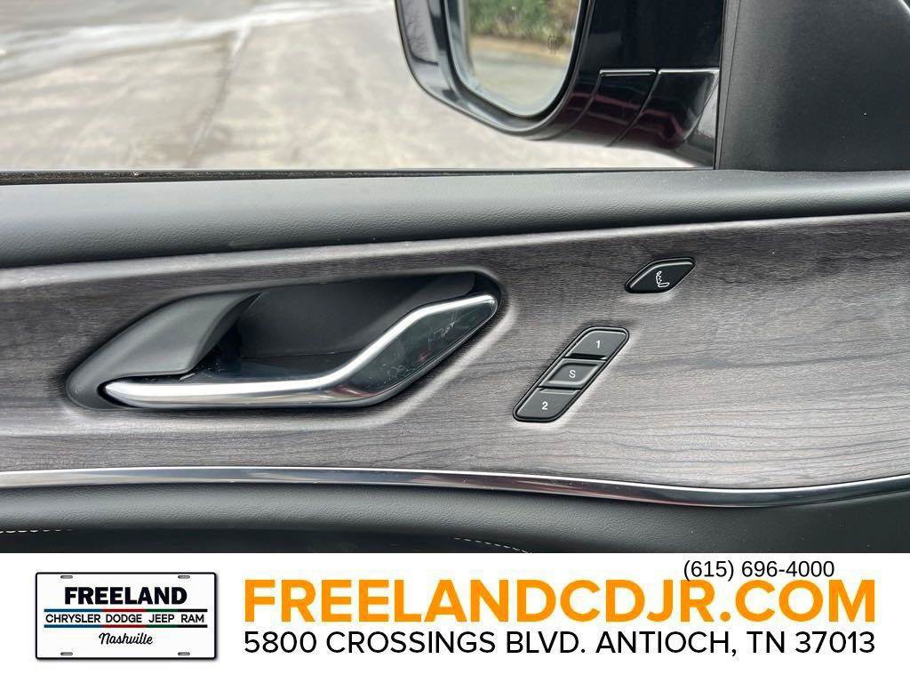 Used 2024 Jeep Grand Cherokee Overland w/ Luxury Tech Group IV AWD/4WD image 16