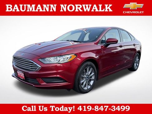 Used 2017 Ford Fusion SE w/ Fusion SE Technology Package FWD image 3