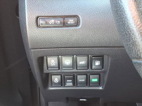 Used 2019 Nissan Rogue SV w/ Premium Package image 16