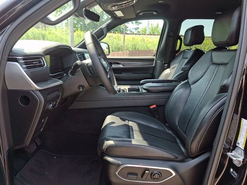 Used 2024 Jeep Wagoneer L Series III w/ Flexible Seating Group AWD/4WD image 14