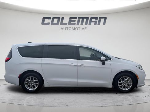 Used 2023 Chrysler Pacifica Touring-L FWD image 4