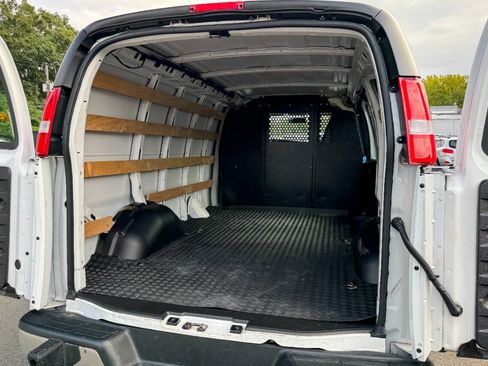 Used 2022 GMC Savana 2500 w/ Driver Convenience Package image 12