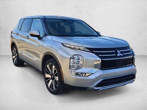 Used 2025 Mitsubishi Outlander SE image 3