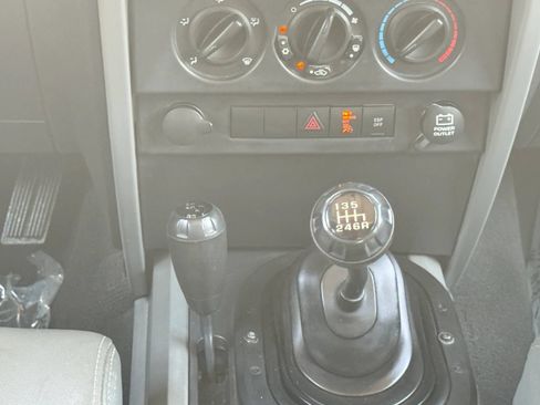 Used 2007 Jeep Wrangler Unlimited Sahara w/ Dual Top Group AWD/4WD image 3