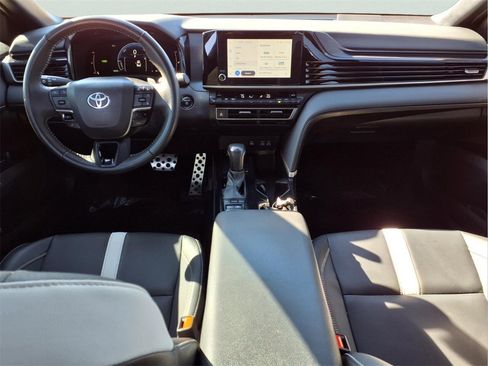 Used 2025 Toyota Camry SE image 11