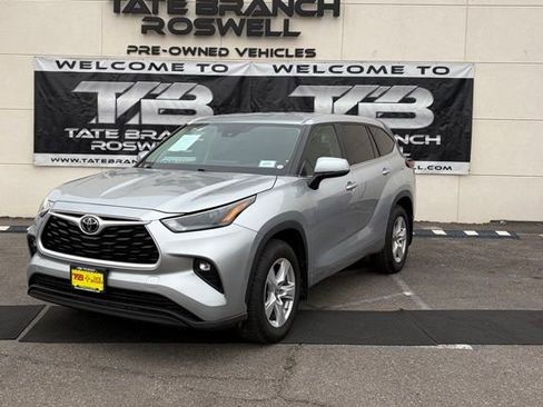 Used 2024 Toyota Highlander LE AWD/4WD image 2