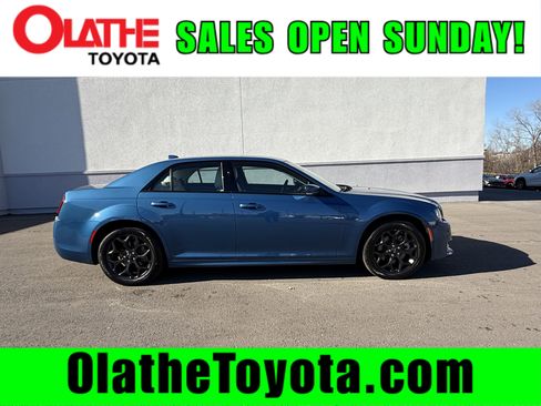 Used 2022 Chrysler 300 Touring L w/ Comfort Group image 1