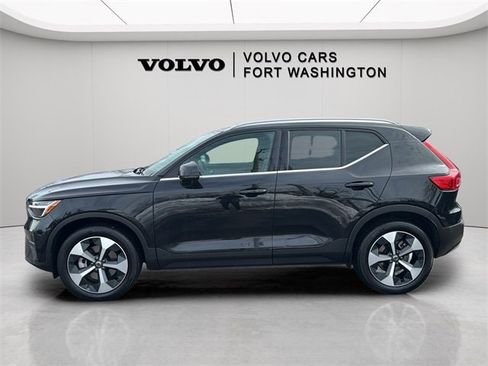 Certified 2025 Volvo XC40 B5 Core image 1