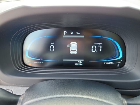 Used 2025 Hyundai Venue SEL FWD image 32