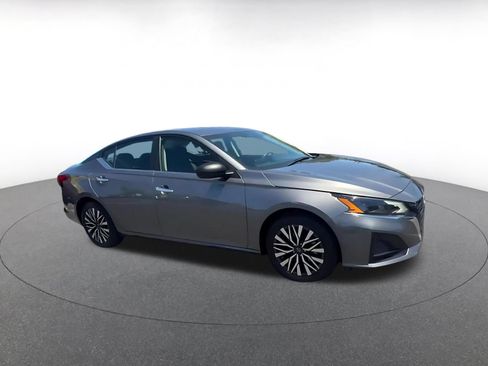 Used 2025 Nissan Altima 2.5 SV FWD image 2
