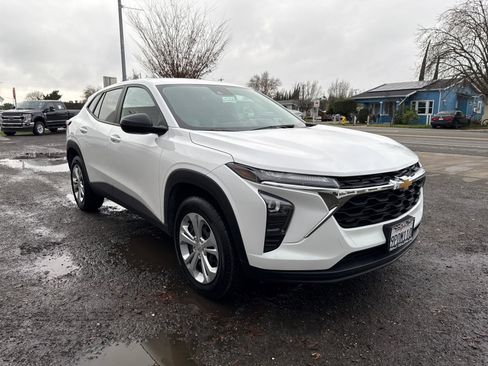 Used 2024 Chevrolet Trax LS image 7