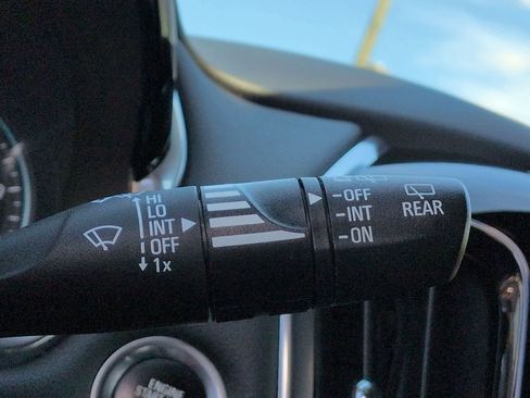Used 2022 Chevrolet Traverse LT w/ LT Premium Package AWD/4WD image 22