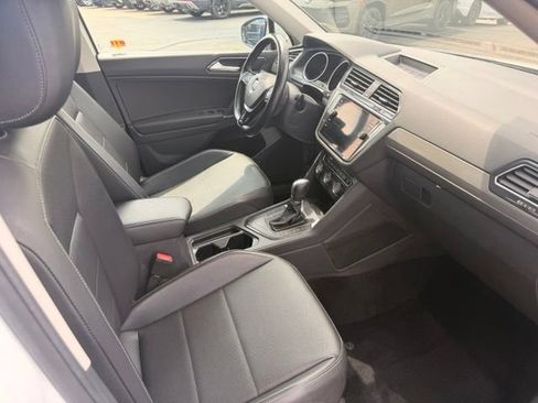 Used 2018 Volkswagen Tiguan SE w/ Panoramic Sunroof Package FWD image 17