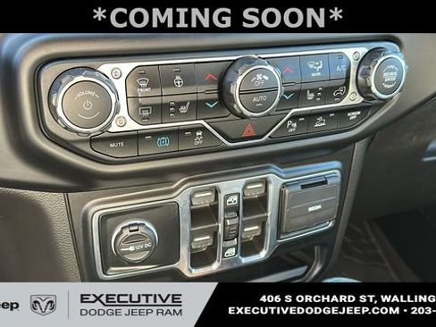 Used 2022 Jeep Wrangler Unlimited Sahara w/ Cold Weather Group AWD/4WD image 16