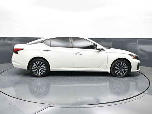 Used 2024 Nissan Altima 2.5 SV w/ SV Premium Package AWD/4WD image 4