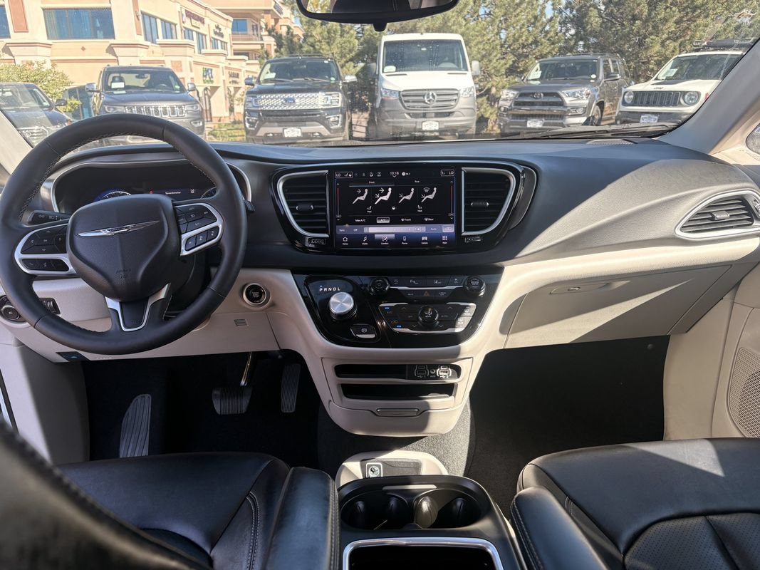 Used 2024 Chrysler Pacifica Touring-L FWD image 13