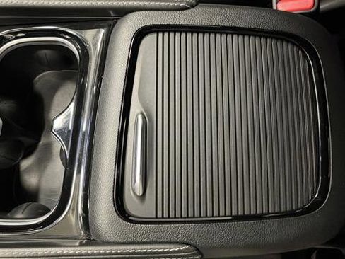 Used 2023 Chrysler Pacifica Limited w/ Uconnect Theater Family Group FWD image 20