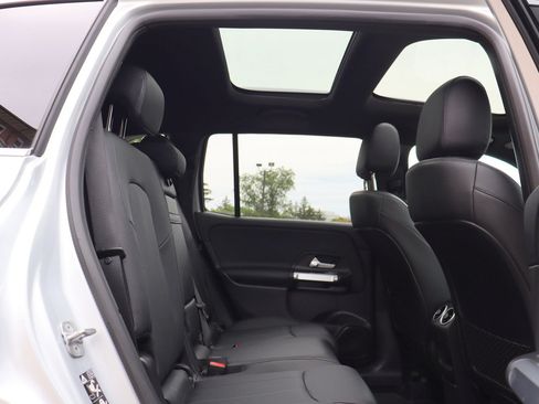 Used 2023 Mercedes-Benz GLB 250 4MATIC w/ Premium Package image 18